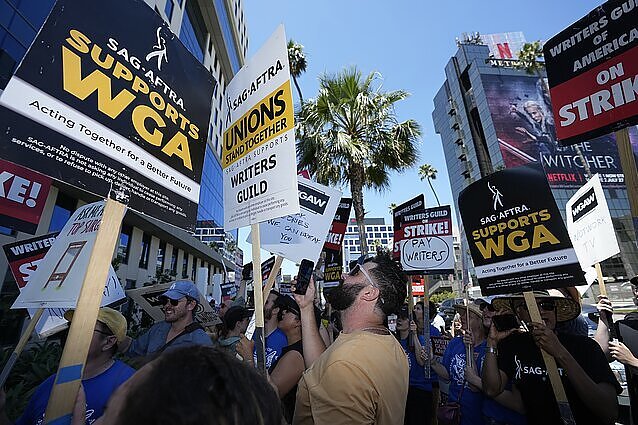 Holivude – didžiausias sąstingis per 60 metų: aktoriai prisideda prie scenaristų streiko