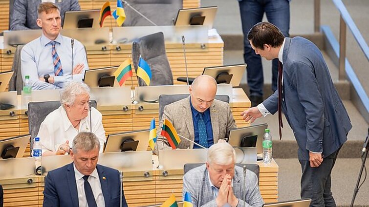 Žinios. Politikų reitingų rikiuotėje pirmauja buvę ir esamas prezidentai, o tarp partijų – socialdemokratai