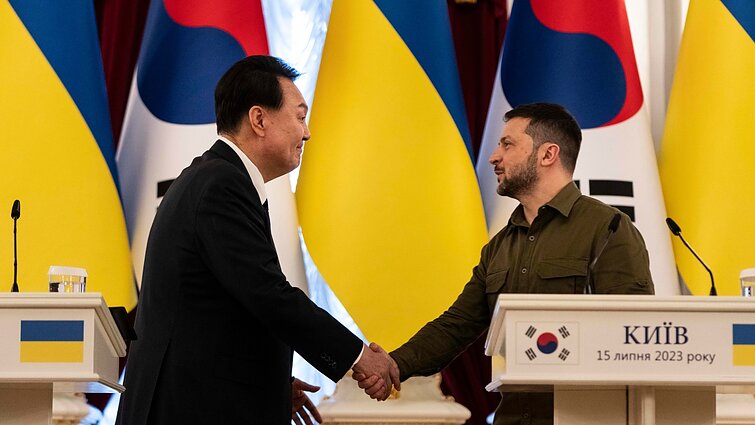 Žinios. Ukrainoje viešintis Pietų Korėjos prezidentas susitiko su Volodymyru Zelenskiu