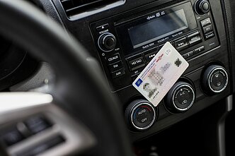 Lietuvos Respublikos vairuotojo pažymėjimas (asociatyvi) Lietuvos Respublikos vairuotojo pažymėjimas (asociatyvi)