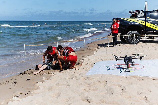Karščiu pasižymėjęs savaitgalis – darbymetis gelbėtojams: iš Baltijos jūros traukė srovės gilyn nešamą vyrą