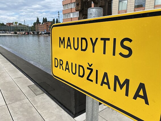 Klaipėdos gelbėtojai įspėja: poilsiautojai derėtų atkreipti dėmesį į įspėjamuosius ženklus prieš brendant į vandenį