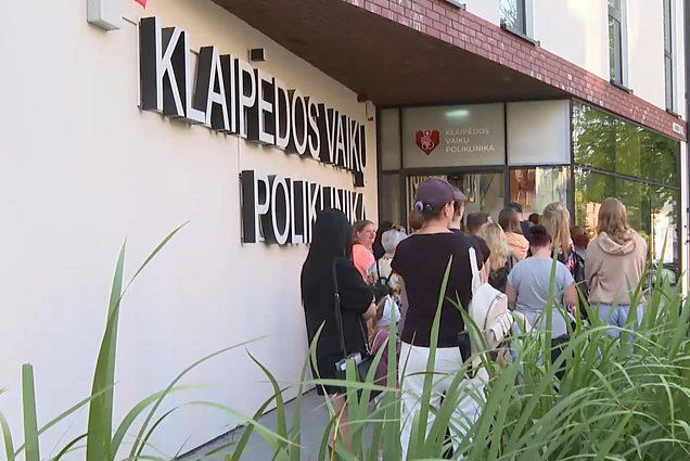 Tėvai piktinasi eilėmis Klaipėdos vaikų poliklinikoje: laukimas gyvoje eilėje konsultacijos negarantuoja