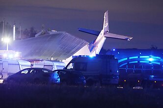 Lenkijoje į angarą įsirėžė lėktuvas Lenkijoje į angarą įsirėžė lėktuvas