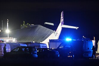 Lenkijoje į angarą įsirėžė lėktuvas Lenkijoje į angarą įsirėžė lėktuvas