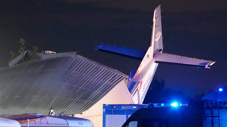 Žinios. Netoli Varšuvos esančiame aerodrome į angarą nukritus nedideliam lėktuvui žuvo penki žmonės