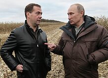 Vladimiras Putinas ir Dmitrijus Medvedevas javų lauke Vladimiras Putinas ir Dmitrijus Medvedevas javų lauke