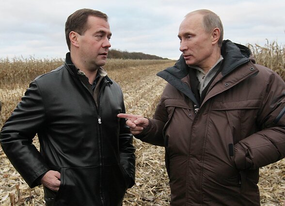 Vladimiras Putinas ir Dmitrijus Medvedevas javų lauke Vladimiras Putinas ir Dmitrijus Medvedevas javų lauke