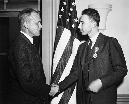 Robertas Oppenheimeris gauna medalį už nuopelnus iš karo sekretoriaus Roberto Pattersono