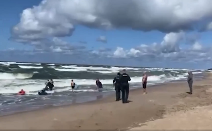 Incidentas Klaipėdoje: plazdant maudytis draudžiančiai raudonai vėliavai į Baltijos jūros bangas leidosi būrelis vienos stovyklos auklėtinių