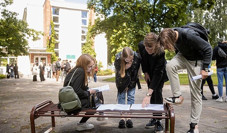 Šimtukus gavę abiturientai tikina – laiko užtenka, bet pasėdėti prie knygų reikia: per vieną mėnesį visko neišmoksi
