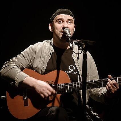 Be kaukių. Aidas Giniotis apie „Keistuolių teatro“ šėlsmą, muzikos magiją ir tai, kas rūpi ir skauda
