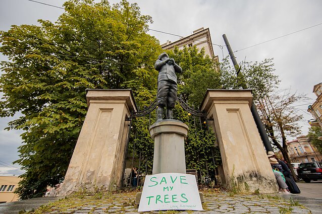 People in Vilnius stage protest in defence of trees People in Vilnius stage protest in defence of trees