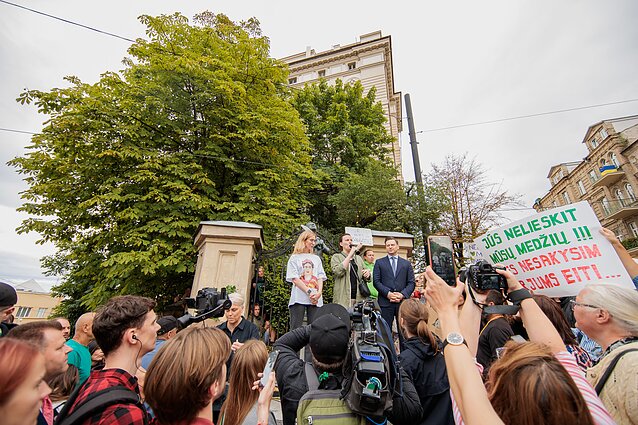 People in Vilnius stage protest in defence of trees People in Vilnius stage protest in defence of trees