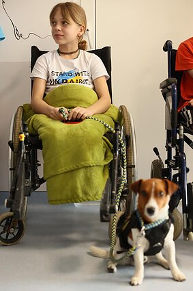 Šuniukas Patronas lanko per karą sužeistus Ukrainos vaikus.