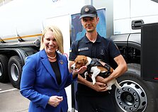 Šuniukas Patronas ir jo šeimininkas Mykhailo Ilyevas pozuoja nuotraukai su JAV ambasadore Ukrainoje Bridget Brink.