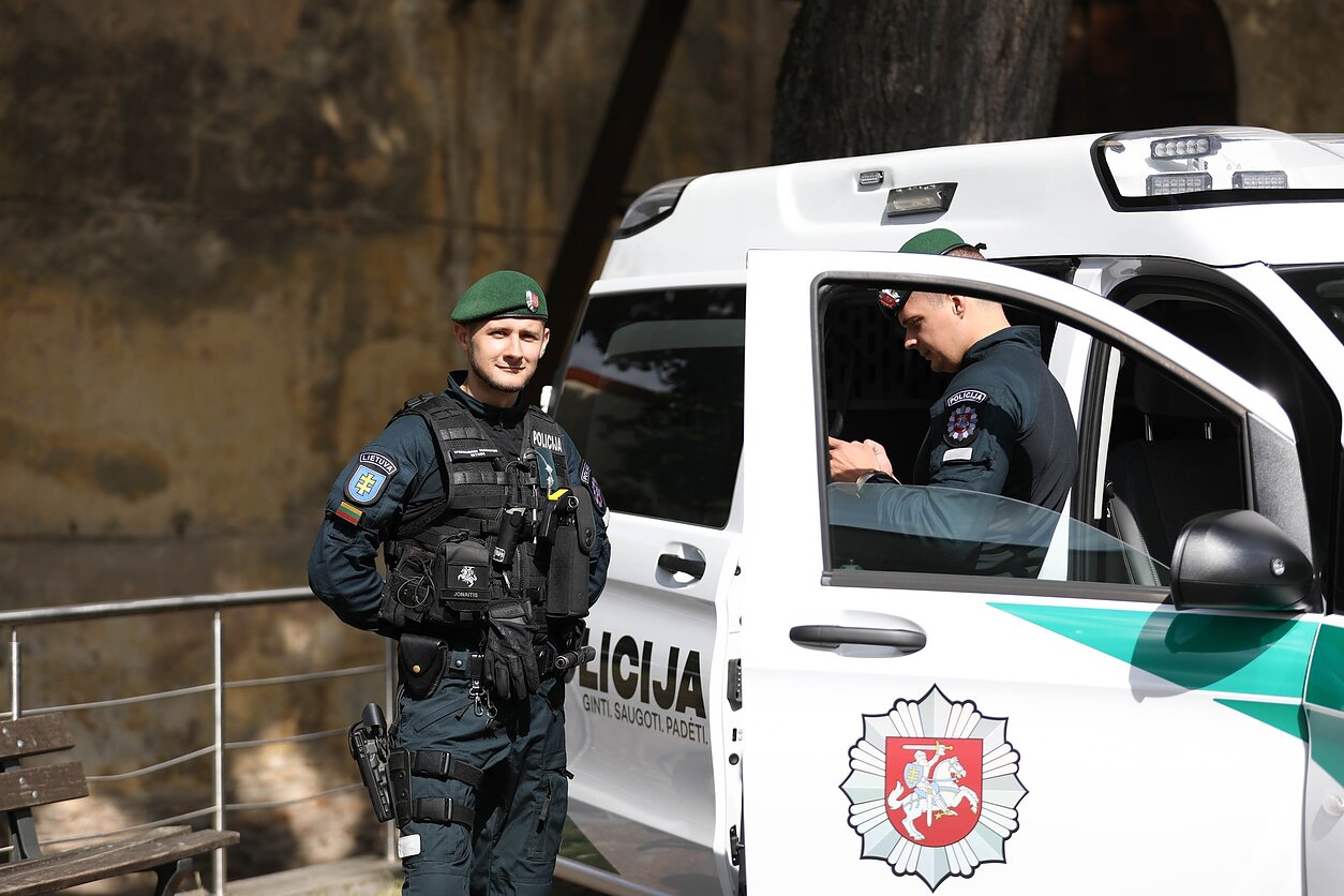 Policijai perduoti nauji automobiliai Policijai perduoti nauji automobiliai