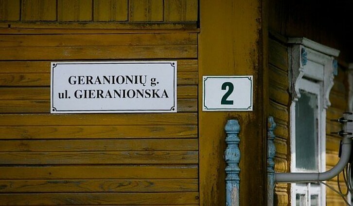 Kol svarstoma, ar Vilniaus rajone panaikinti dvikalbius užrašus, vietiniai sako: tai – tautų draugystės simbolis