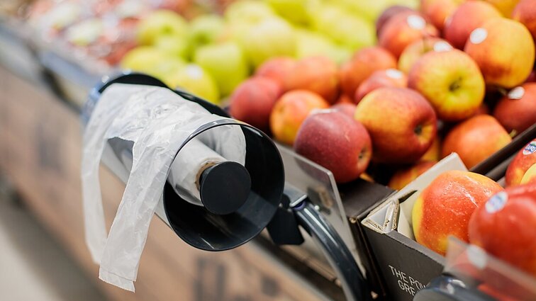 Žinios. Kai kur plastikinių maišelių sunaudojama perpus mažiau: prekybos centrai sako, kad pirkėjų įpročiai keičiasi