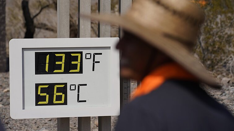 „Klimatas kinta prieš mūsų akis ir tai gąsdina“: karščio bangas pradeda jausti vis daugiau pasaulio šalių