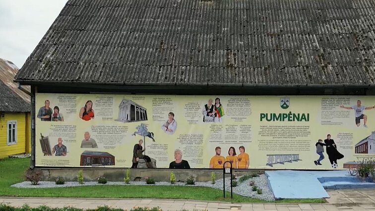 Pumpėnų bendruomenė miestelio veidą gražina pati – sugalvojo netradiciškai išpuošti apleistus pastatus