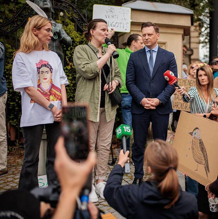 D. Umbraso  / LRT nuotr., Basanavičiaus gatvėje vilniečiai susirinko pasisakyti prieš skvero medžių kirtimą