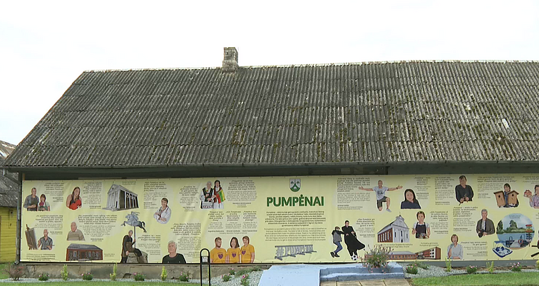 Pasvalio rajono bendruomenė apleistus pastatus puošia tentais: įamžina jų kraštui nusipelniusius žmones