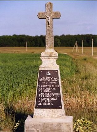 Paminklas 1944–1949 m. Vabalninko valsčiaus Ilgalaukių ir Smilgiškio kaimo apylinkėse veikusiems ir žuvusiems partizanams atminti, 1992 m.