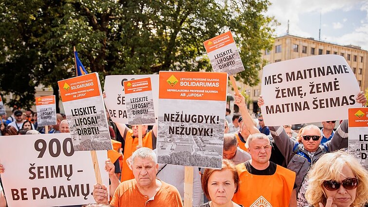 Žinios. „Lifosos“ darbuotojai surengė mitingą: reikalaujama išsaugoti darbo vietas, apsaugoti bendrovę nuo uždarymo