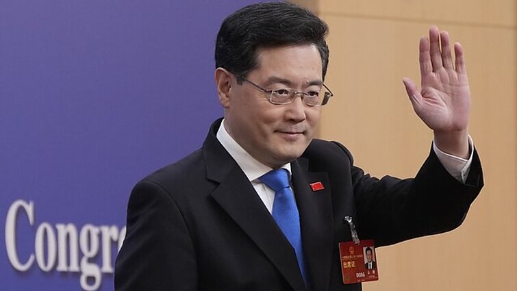 Kinijos užsienio reikalų ministras vis dar dingęs: tarp versijų – teisėsaugos vengimas ir meilės romanas