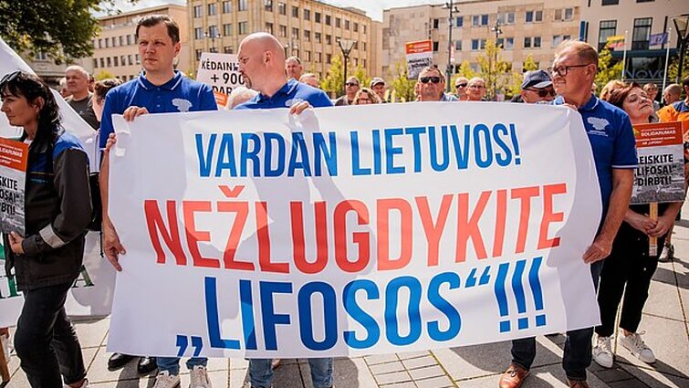 „Lifosa“ neribotam laikui stabdo veiklą: trąšas gaminančios įmonės darbuotojai mitingo metu siekė atkreipti Vyriausybės dėmesį