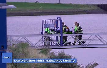 Prie Nyderlandų užsidegė krovininis laivas, gabenantis beveik 3 000 automobilių Prie Nyderlandų užsidegė krovininis laivas, gabenantis beveik 3 000 automobilių