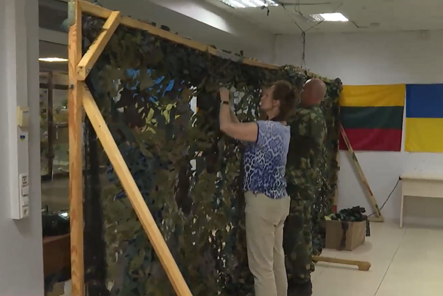 Pagalbos iniciatyvos kariaujančiai Ukrainai neblėsta: savanoriai Vilniuje renkasi nerti tinklų maskuotei