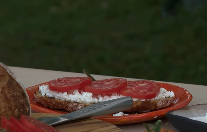 Lietuviškos virtuvės klasika: močiutės daržo pomidorų, keptos duonos ir varškės derinys