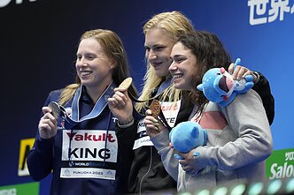 50 m krūtine plaukimo prizininkės (iš kairės): Lilly King, Rūta Meilutytė ir Benedetta Pilato