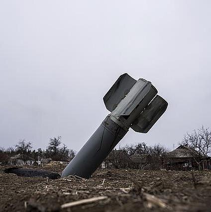 фото AP, Война в Украине, неразорвавшийся снаряд. 