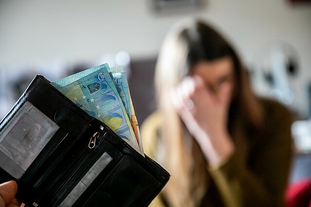 Naujovė skolininkams – SADM siūlo sumažinti algos dalį, iš kurios išskaičiuotų skolą