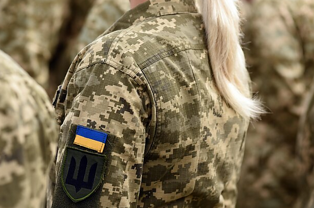 Žinios. Dauguma moterų Ukrainoje kariauja su vyriškomis uniformomis, bet su per didele apranga kovoti sudėtinga
