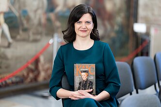 Ilona Skujaitė per debiutinio romano „Karo nuotaka“ pristatymą Vilniuje Ilona Skujaitė per debiutinio romano „Karo nuotaka“ pristatymą Vilniuje