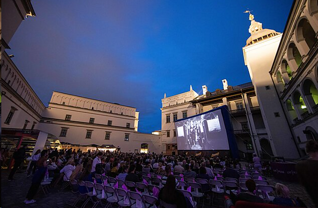 Prasidėjo festivalis po atviru dangumi „Kinas po žvaigždėmis“: tema – kino kolekcininkai