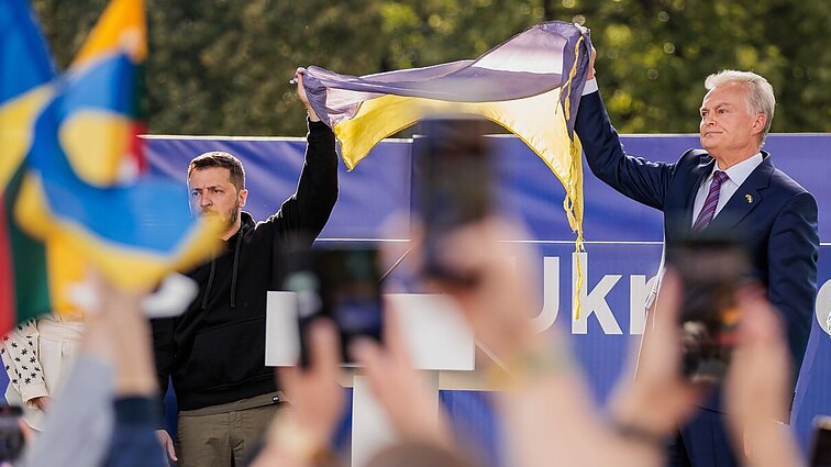 Žinios. Nacionaliniam muziejui šiandien bus perduota iš fronto atkeliavusi Ukrainos vėliava