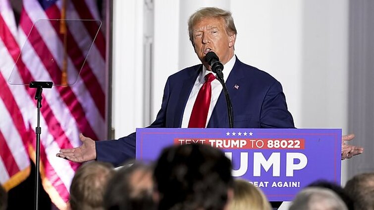 Žinios. Buvęs JAV prezidentas Donaldas Trumpas šiandien turėtų pasiduoti teisėsaugai teisme Vašingtone