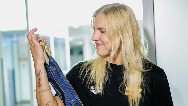 Du aukso medalius pasaulio čempionate iškovojusi Meilutytė grįžo į Lietuvą