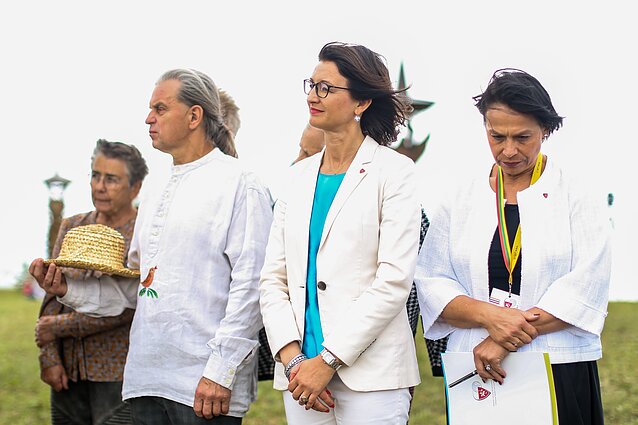 Sveikinimo žodį atidengimo ceremonijoje tarė PLB pirmininkė Dalia Henke Sveikinimo žodį atidengimo ceremonijoje tarė PLB pirmininkė Dalia Henke
