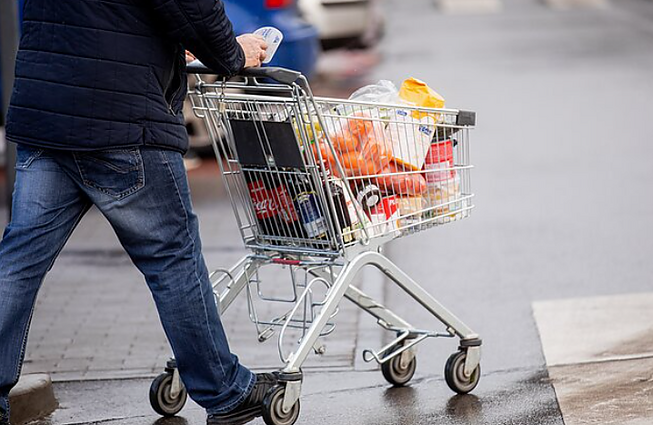 Vienas parduotuvių tinklas Vokietijoje surengė neįprastą akciją: kai kuriuos maisto produktus ne pigino, o brangino dėl žalos gamtai