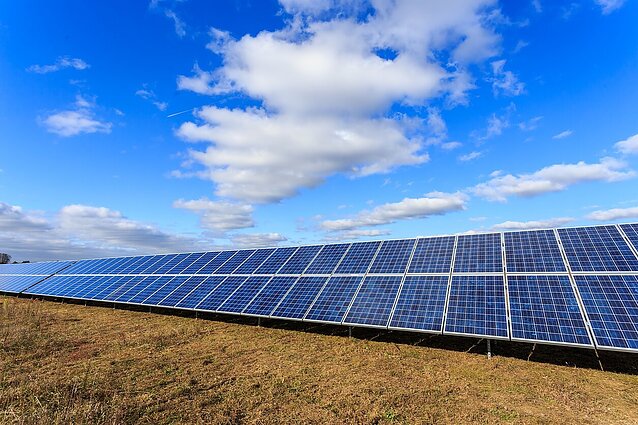 Vėluoja kompensacijos įsirengusiems saulės elektrines: aplinkos projektų vertinimo agentūra nespėja jų dalyti