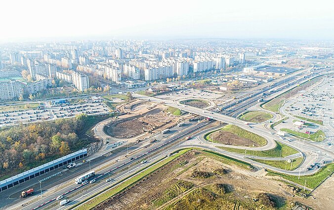 Žinios. Kaune prie prekybos centro „Mega“ esančioje sankryžoje dėl kelio remonto laikinai uždarytas eismas estakada Marijampolės kryptimi