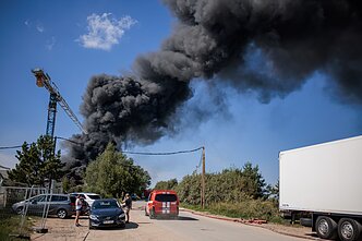 Large fire rips through recycling plant in Vilnius Large fire rips through recycling plant in Vilnius