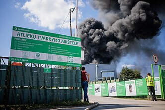 Large fire rips through recycling plant in Vilnius Large fire rips through recycling plant in Vilnius