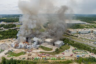 Large fire rips through recycling plant in Vilnius Large fire rips through recycling plant in Vilnius